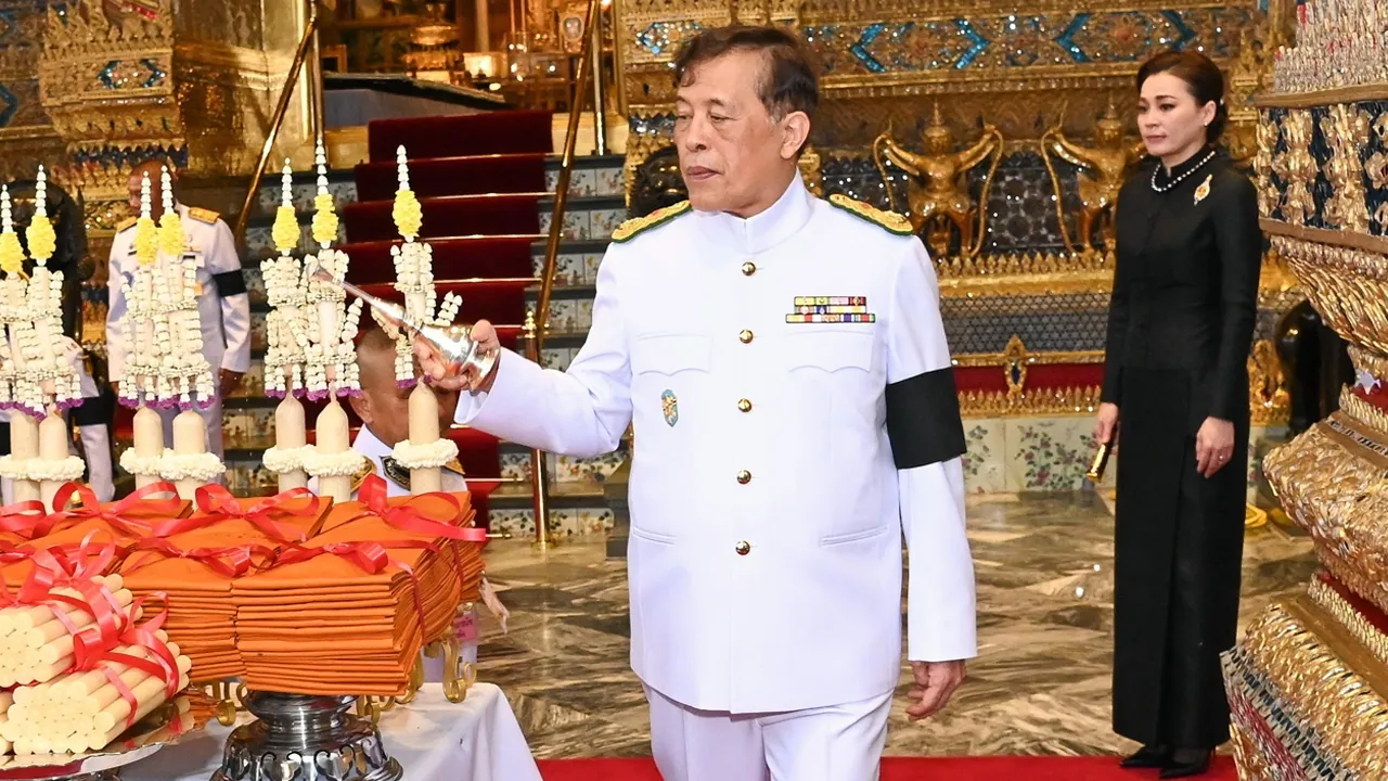 เสด็จฯ พระราชพิธีวิสาขบูชาและตั้งเปรียญพระภิกษุสามเณร 299 รูป