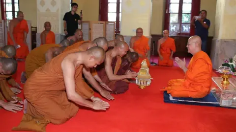 พระปัญญาการะและคณะสงฆ์นานาชาติเข้าสักการะพระพรหมสิทธิที่วัดสระเกศ